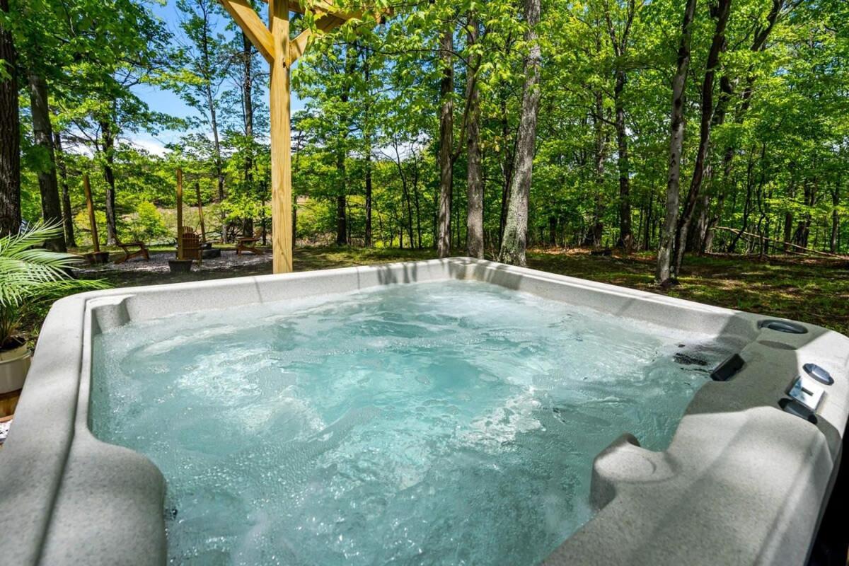 Modernized Log Cabin W Hot Tub Fire Pit & Views Berkeley Springs Luaran gambar